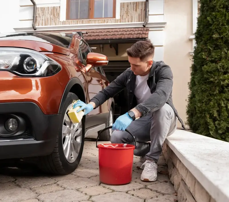 Lavage auto à domicile Le Hinglé : professionnel intervenant sur un véhicule